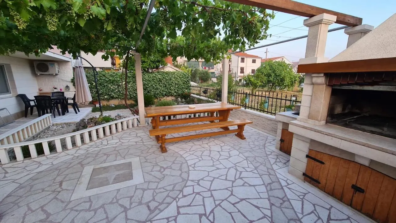 Apartments Pavlinovic Kastela